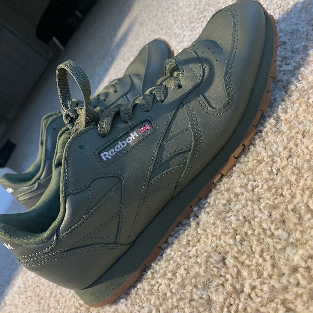 Army green gum bottom classic Reebok’s 🐍